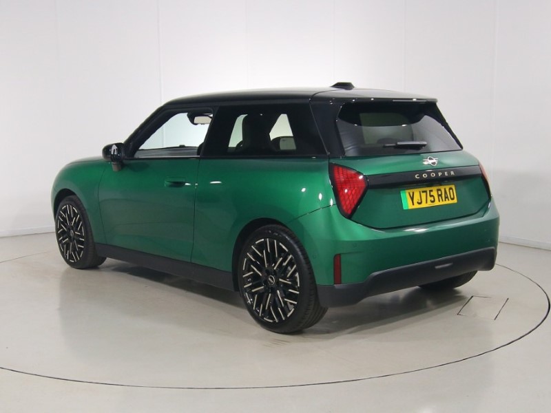 2026 (75) MINI COOPER 135kW E Exclusive 41kWh 3dr Auto 5630987