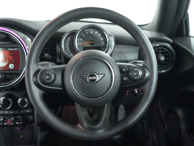 2020 (70) MINI CONVERTIBLE 1.5 Cooper Classic II 2dr 5113033