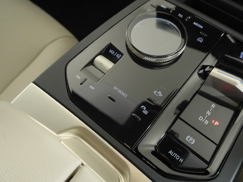 2022 (22) BMW iX 240kW xDrive40 M Sport 76.6kWh 5dr Auto [22kWCh] 5301928