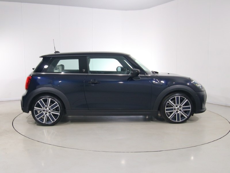 2022 (72) MINI HATCHBACK 1.5 Cooper Exclusive 3dr Auto 5364957