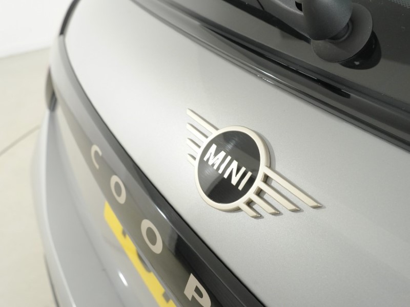 2025 (75) MINI COOPER 1.5 C Classic 3dr Auto 5483143