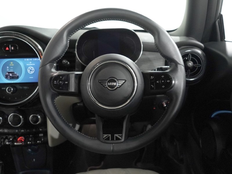2024 (24) MINI HATCHBACK 1.5 Cooper Exclusive 3dr 5595378