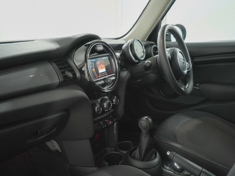 2019 (19) MINI HATCHBACK 1.5 Cooper Classic II 5dr 5646408