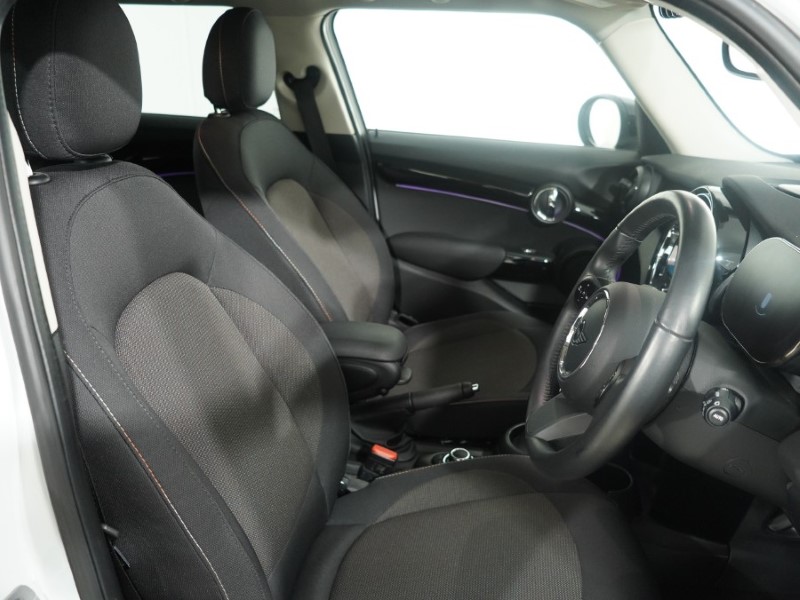 2024 (24) MINI HATCHBACK 1.5 Cooper Classic Premium 5dr Auto 5697763