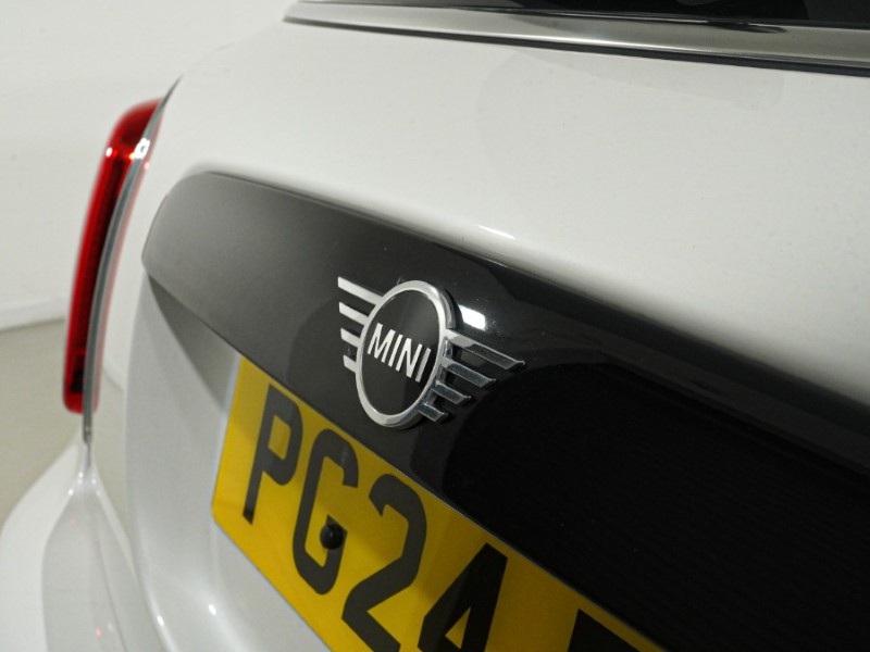 2024 (24) MINI HATCHBACK 1.5 Cooper Classic Premium 5dr Auto 5697758