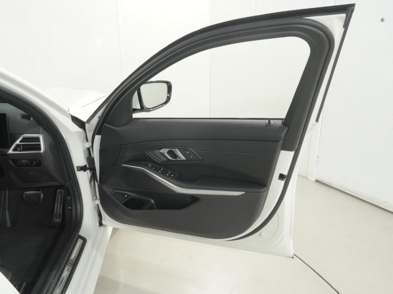 2026 (26) BMW 3 SERIES 330e 22.3 kWh M Sport 4dr Step Auto 5796931