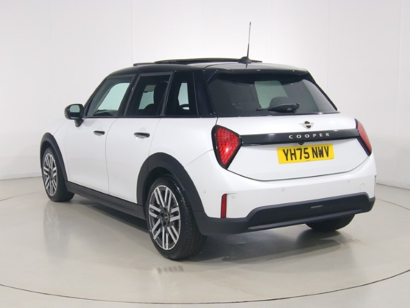 2025 (75) MINI COOPER 1.5 C Classic 5dr Auto 1