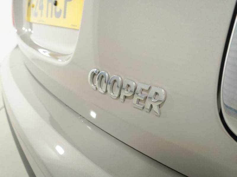 2024 (24) MINI HATCHBACK 1.5 Cooper Exclusive Premium 5dr Auto 5909160