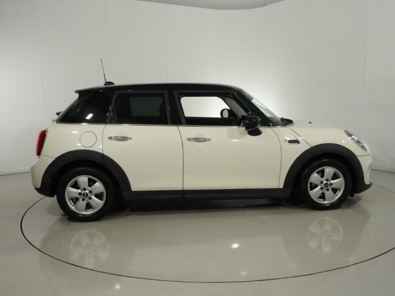 2020 (70) MINI HATCHBACK 1.5 Cooper Classic II 5dr Auto 5960842