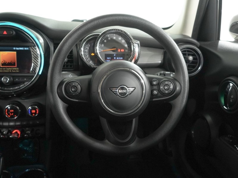 2020 (70) MINI HATCHBACK 1.5 Cooper Classic II 5dr Auto 5960859
