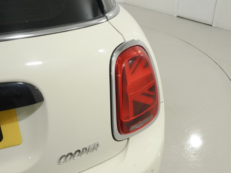 2020 (70) MINI HATCHBACK 1.5 Cooper Classic II 5dr Auto 5960847