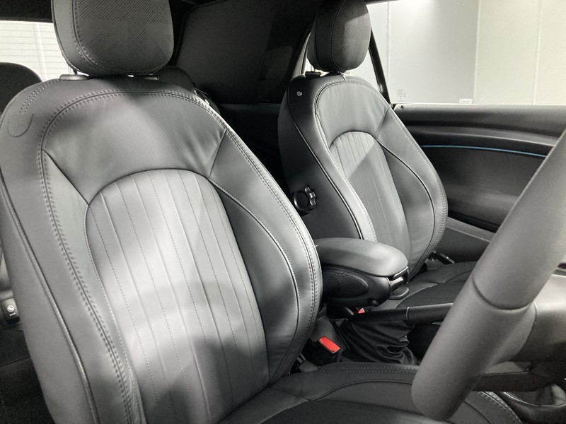 2024 (24) MINI CONVERTIBLE 1.5 Cooper Exclusive Premium 2dr Auto 3291291