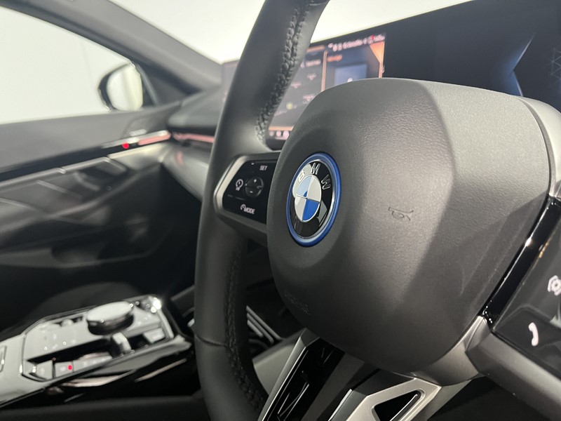 2025 (25) BMW 5 SERIES 530e M Sport Pro 5dr Auto [Comfort Plus] 4281418