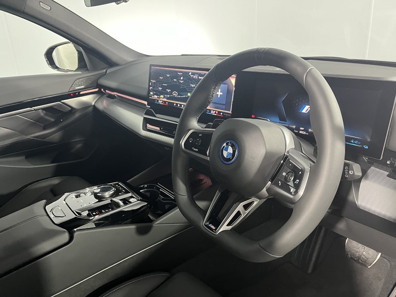 2025 (25) BMW 5 SERIES 530e M Sport Pro 5dr Auto [Comfort Plus] 4281401
