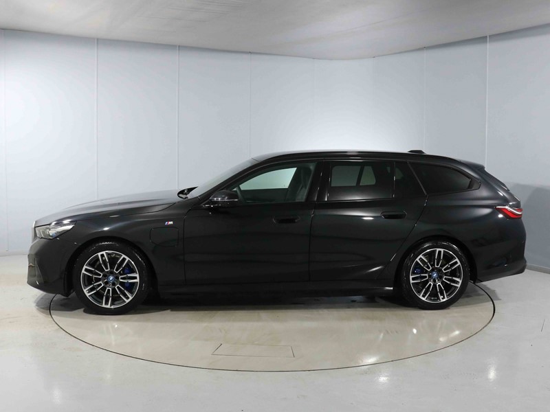 2025 (25) BMW 5 SERIES 530e M Sport Pro 5dr Auto [Comfort Plus] 4281441