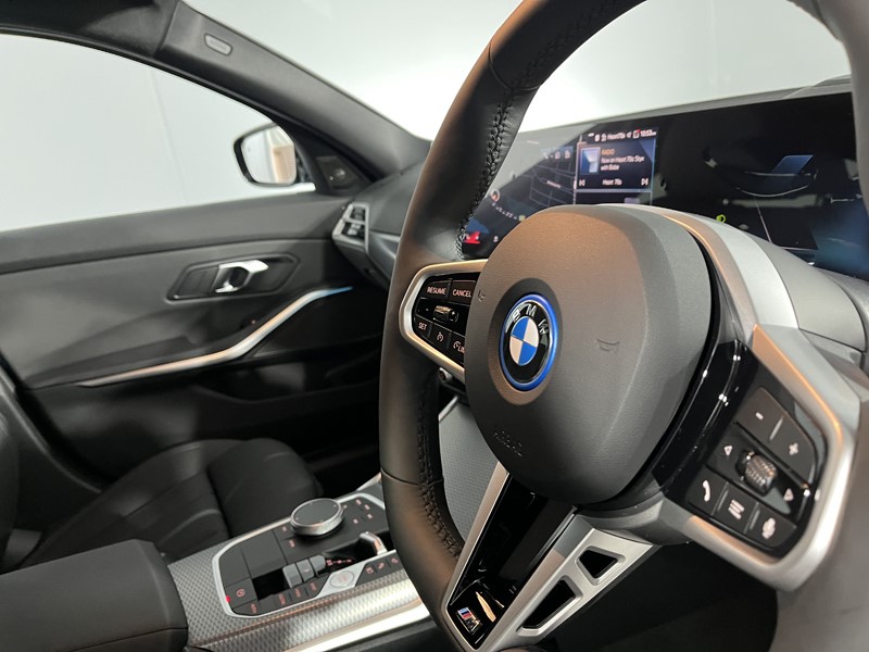 2025 (25) BMW 3 SERIES 330e 22.3 kWh M Sport 5dr Step Auto 4605162