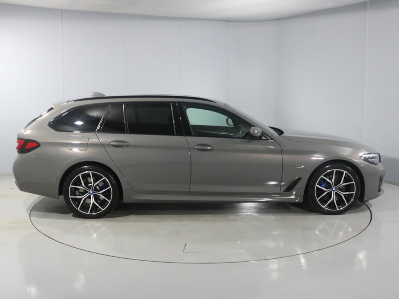 2022 (22) BMW 5 SERIES 530e M Sport 5dr Auto 4774621