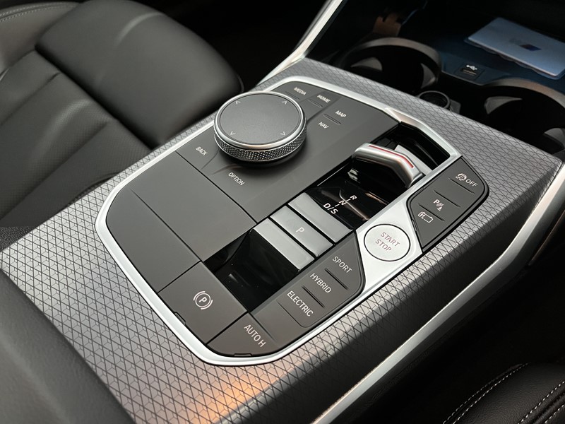 2025 (75) BMW 3 SERIES 330e 22.3 kWh M Sport 4dr Step Auto [Pro Pack] 5070258