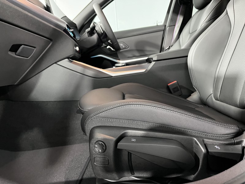 2025 (75) BMW 3 SERIES 330e 22.3 kWh M Sport 4dr Step Auto [Pro Pack] 5070283