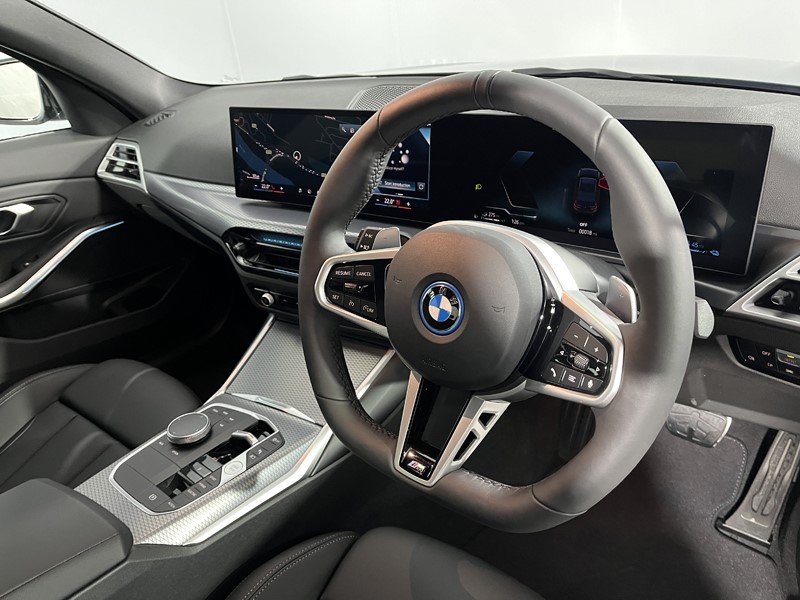 2025 (75) BMW 3 SERIES 330e 22.3 kWh M Sport 4dr Step Auto [Pro Pack] 5070254