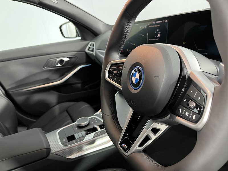2025 (75) BMW 3 SERIES 330e 22.3 kWh M Sport 4dr Step Auto [Pro Pack] 5070270