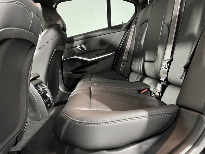 2025 (75) BMW 3 SERIES 330e 22.3 kWh M Sport 4dr Step Auto [Pro Pack] 5070284