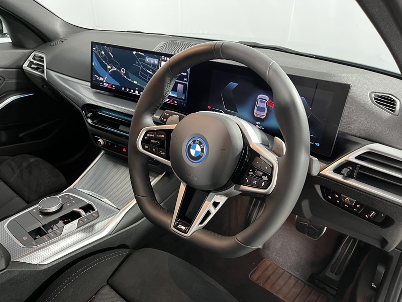 2025 (25) BMW 3 SERIES 330e 22.3 kWh M Sport 4dr Step Auto 4905860