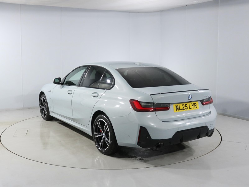 2025 (25) BMW 3 SERIES 330e 22.3 kWh M Sport 4dr Step Auto 1