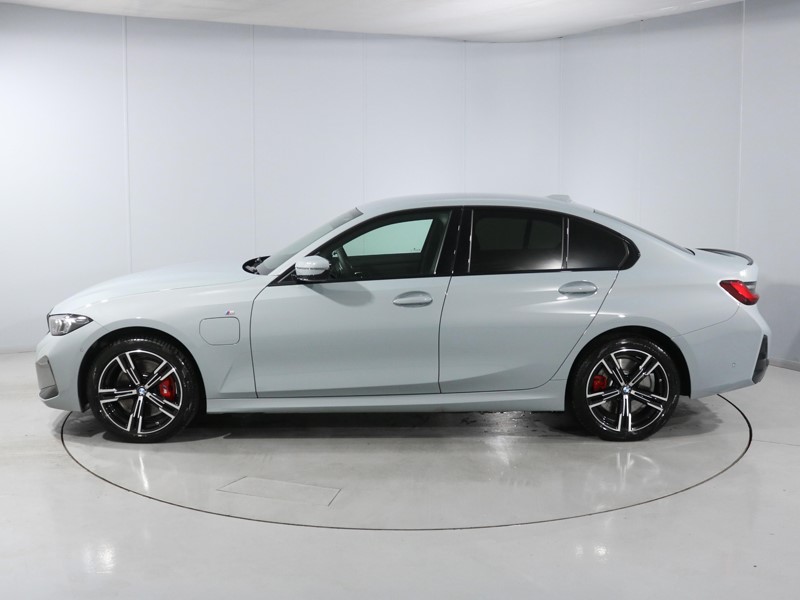 2025 (25) BMW 3 SERIES 330e 22.3 kWh M Sport 4dr Step Auto 4905907