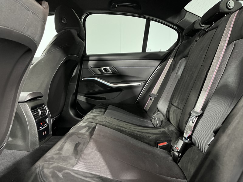 2025 (25) BMW 3 SERIES 330e 22.3 kWh M Sport 4dr Step Auto 4905891