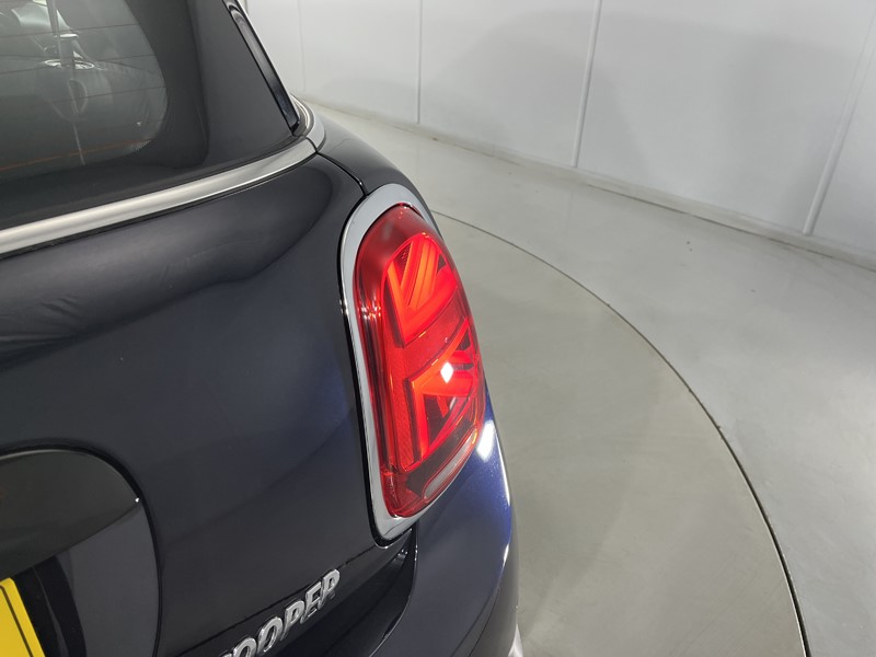 2022 (72) MINI HATCHBACK 1.5 Cooper Exclusive 3dr Auto 4961012