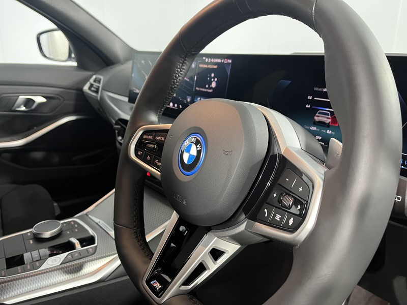 2025 (25) BMW 3 SERIES 330e 22.3 kWh M Sport 5dr Step Auto 4965516