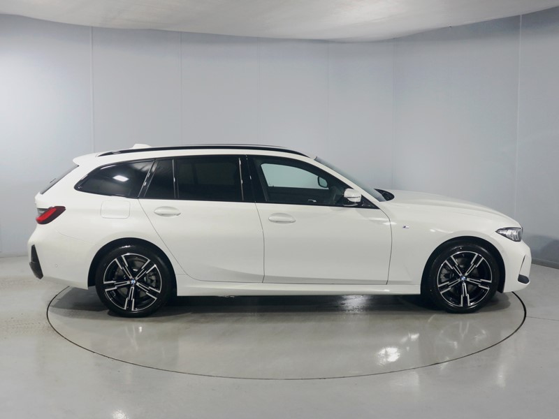 2025 (25) BMW 3 SERIES 330e 22.3 kWh M Sport 5dr Step Auto 4965497