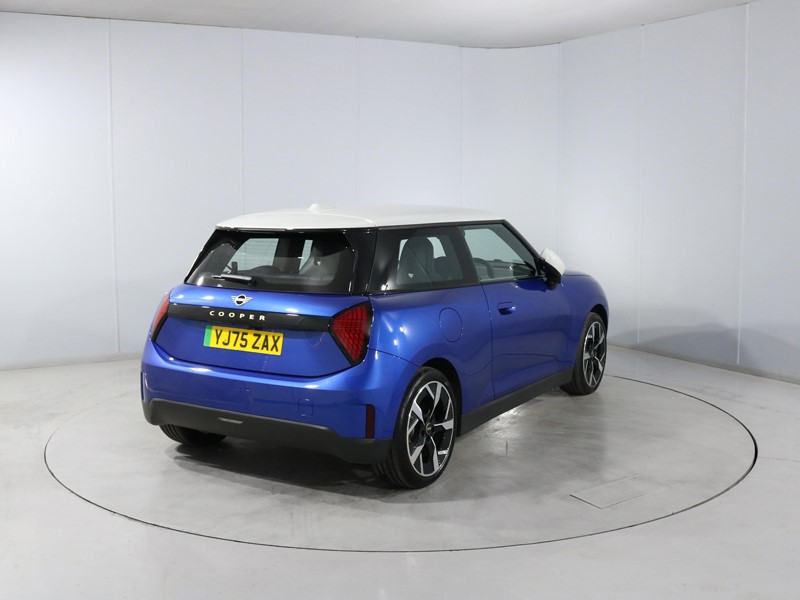 2026 (75) MINI COOPER 135kW E Exclusive [Level 1] 41kWh 3dr Auto 5633317