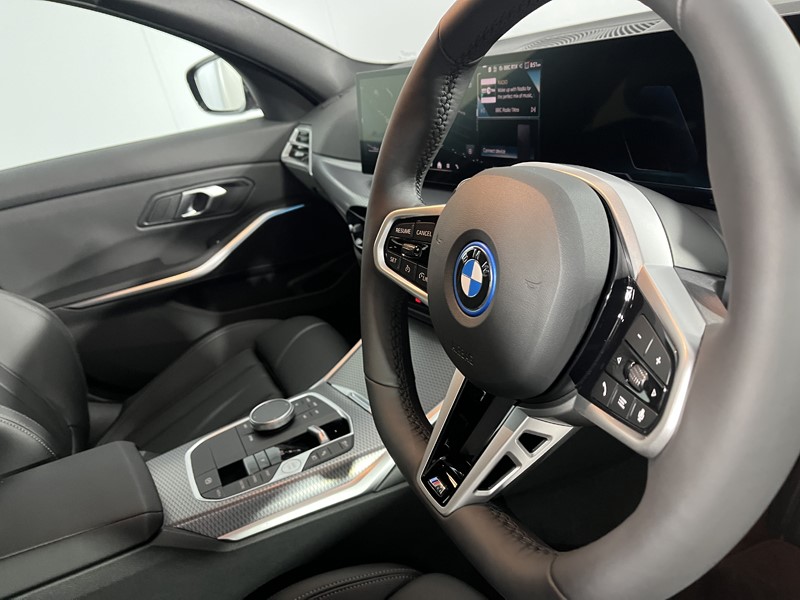 2026 (75) BMW 3 SERIES 330e 22.3 kWh M Sport 4dr Step Auto [Pro Pack] 5364638