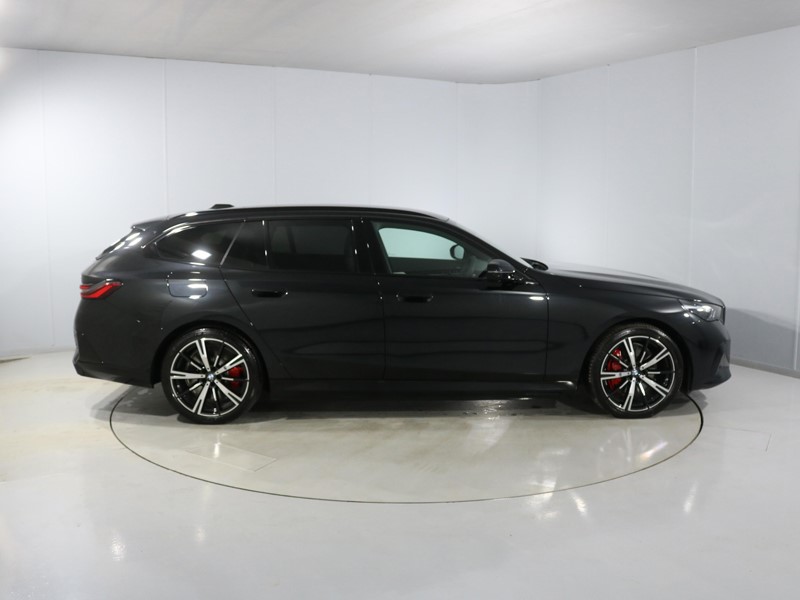 2025 (75) BMW 5 SERIES 550e xDrive M Sport Pro 5dr Auto 5072080