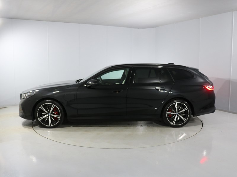 2025 (75) BMW 5 SERIES 550e xDrive M Sport Pro 5dr Auto 5072130