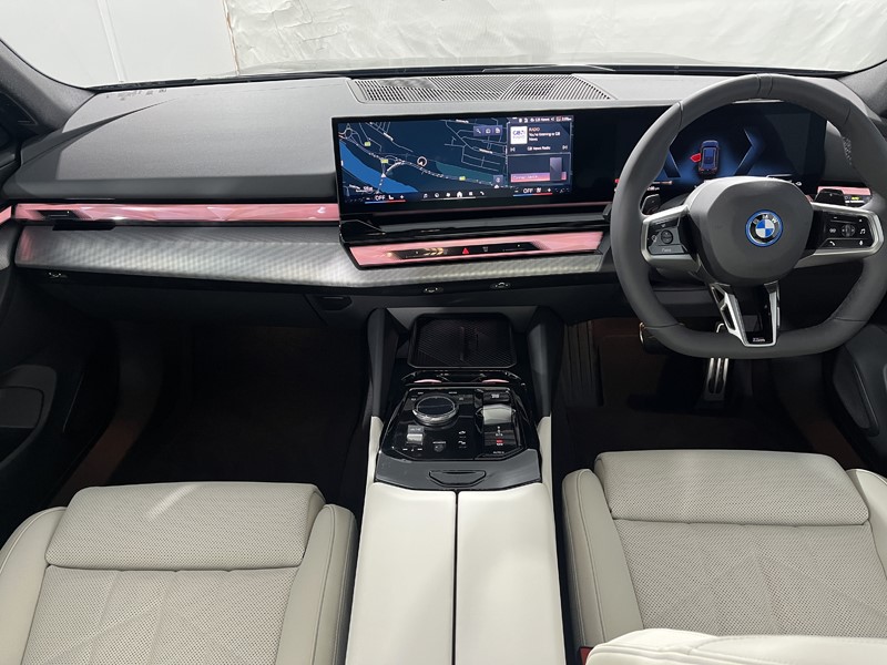 2025 (75) BMW 5 SERIES 550e xDrive M Sport Pro 5dr Auto 5072081