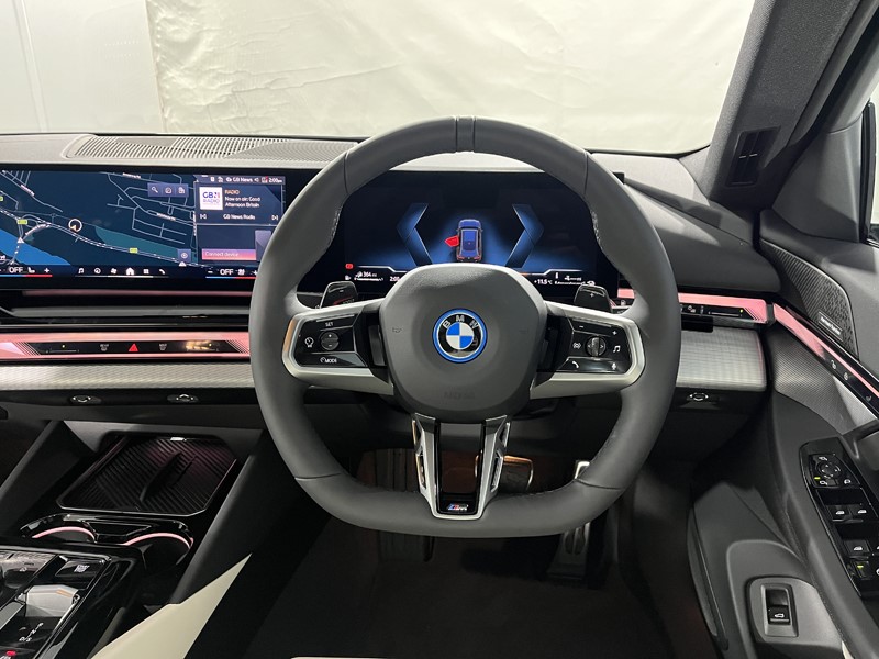 2025 (75) BMW 5 SERIES 550e xDrive M Sport Pro 5dr Auto 5072082