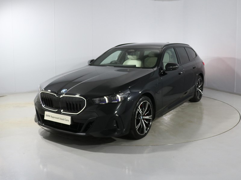 2025 (75) BMW 5 SERIES 550e xDrive M Sport Pro 5dr Auto 5072128