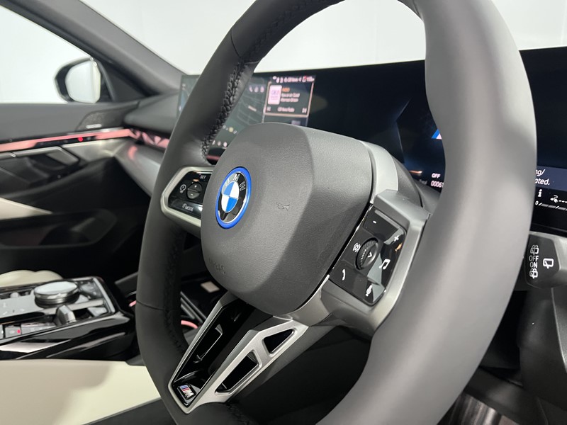 2025 (75) BMW 5 SERIES 550e xDrive M Sport Pro 5dr Auto 5072101