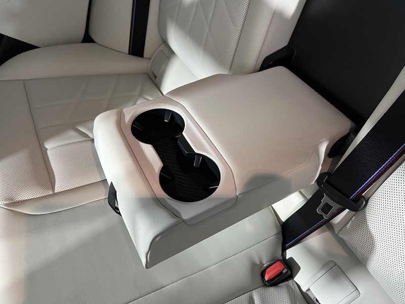 2025 (75) BMW 5 SERIES 550e xDrive M Sport Pro 5dr Auto 5072117