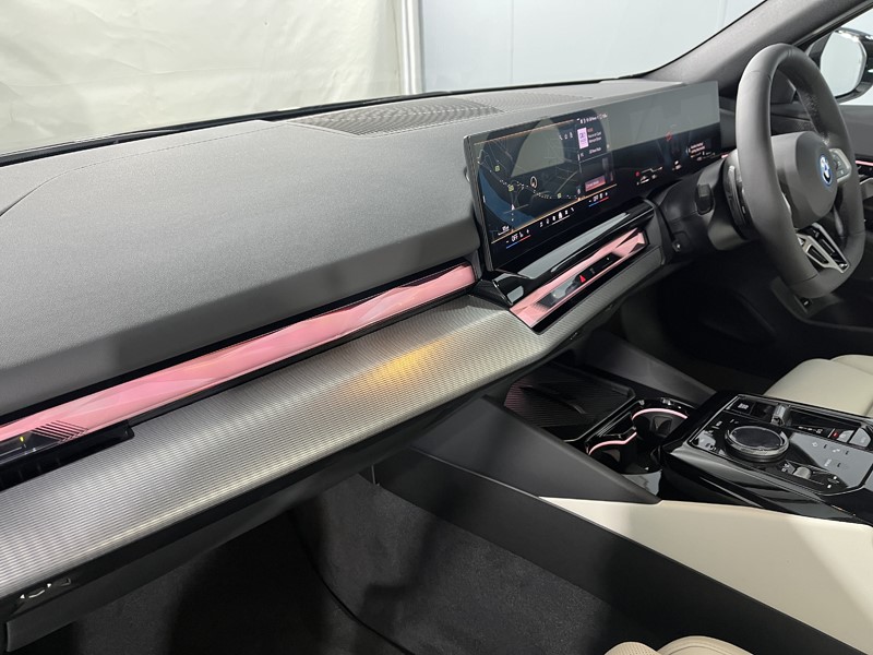 2025 (75) BMW 5 SERIES 550e xDrive M Sport Pro 5dr Auto 5072084