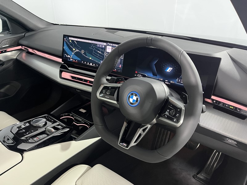 2025 (75) BMW 5 SERIES 550e xDrive M Sport Pro 5dr Auto 5072083