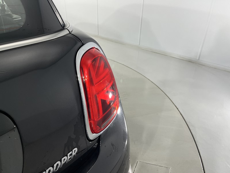 2022 (72) MINI HATCHBACK 1.5 Cooper Exclusive 3dr Auto 5308351