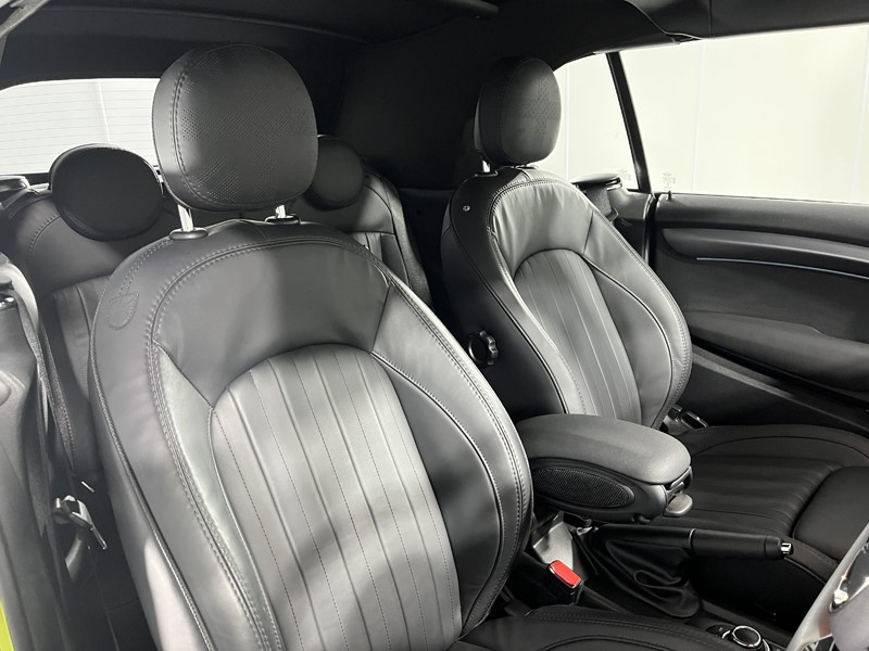 2022 (72) MINI CONVERTIBLE 1.5 Cooper Exclusive 2dr Auto 5053193