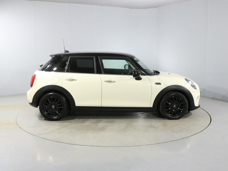 2019 (69) MINI HATCHBACK 1.5 Cooper Classic II 5dr 5097720