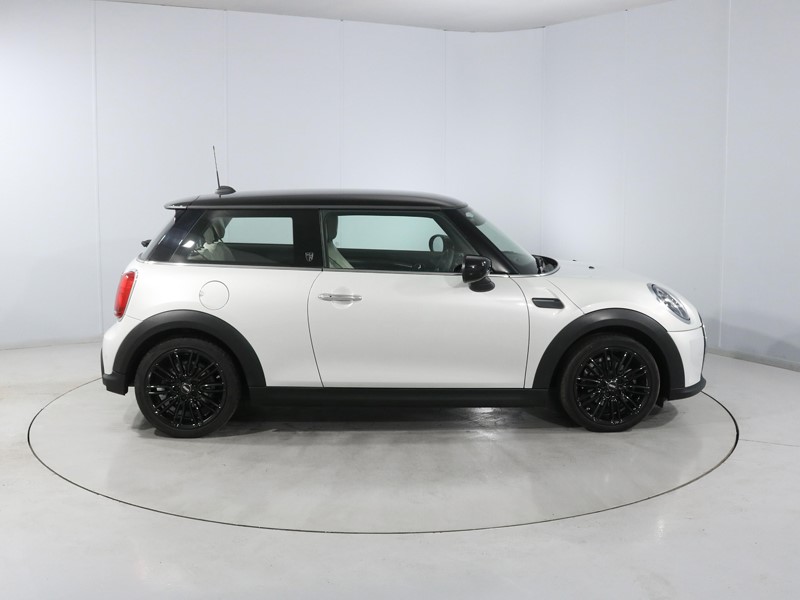 2022 (72) MINI HATCHBACK 1.5 Cooper Exclusive Premium 3dr Auto 5160069