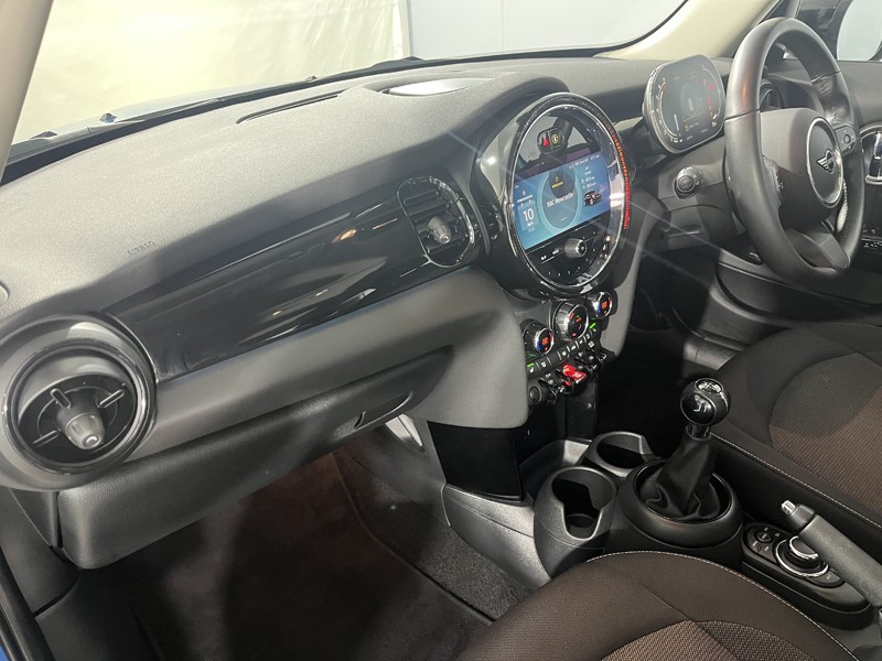 2023 (23) MINI HATCHBACK 1.5 Cooper Classic Premium 5dr 5281346