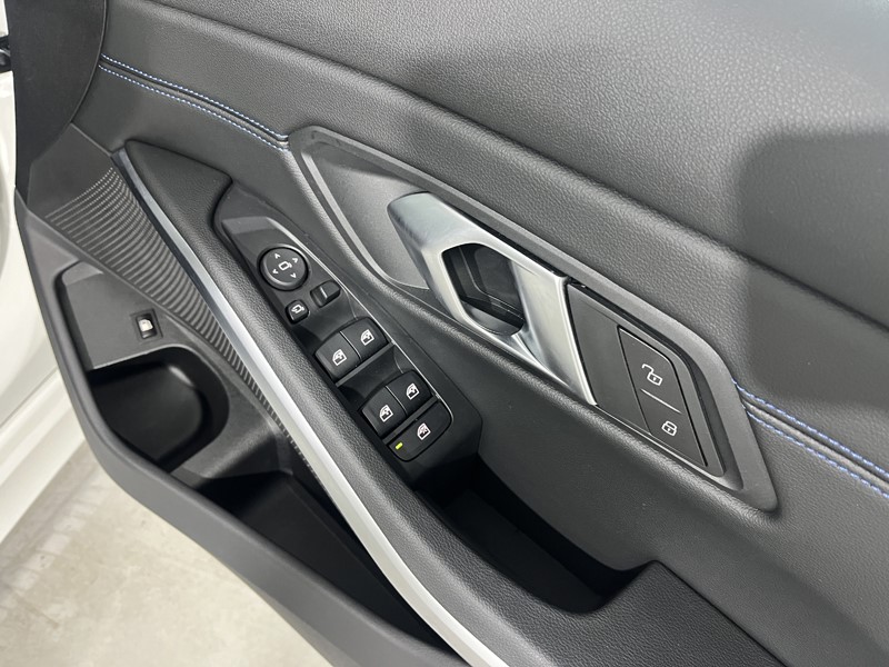 2025 (25) BMW 3 SERIES 330e 22.3 kWh M Sport 4dr Step Auto 5446162